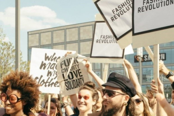 Το Fashion Revolution Week επιστρέφει και τιμά τα 10 χρόνια από την τραγωδία στο Rana Plaza