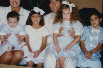 Η Kris Jenner μας εύχεται «Καλό Πάσχα» με μια συλλογή από παλιές φωτογραφίες της οικογένειας