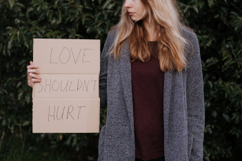 5 βήματα για να φύγεις από μια σχέση με λεκτική βία
