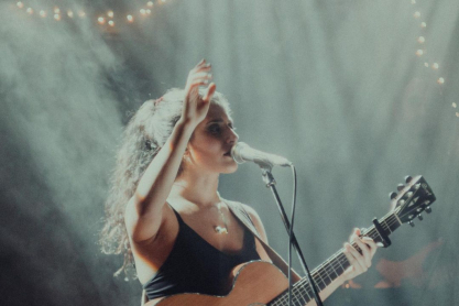 H Μαρίνα Σπανού, τα «25 τετραγωνικά» και η ρομαντική πλευρά της μουσικής