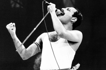 Freddie Mercury: Σε δημοπρασία αγαπημένα αντικείμενα και έργα τέχνης του θρύλου των Queen