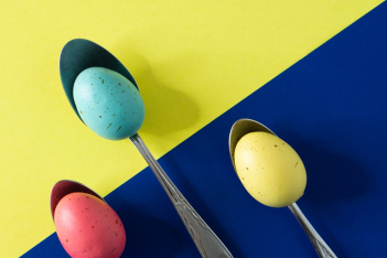 Πώς να βάψετε τα πασχαλινά αυγά χρησιμοποιώντας υλικά που έχετε ήδη στην κουζίνα σας