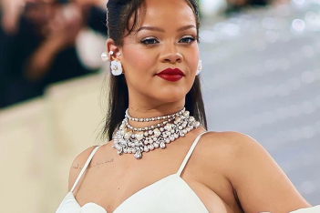 Αυτή είναι η απόχρωση κραγιόν που φόρεσε η Rihanna στο Met Gala (θα τη λατρέψεις κι εσύ)