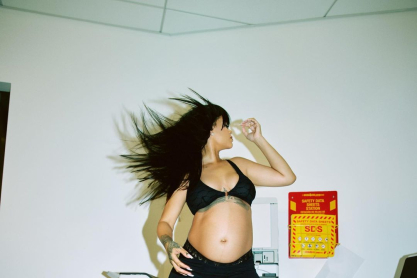 Boss mama: Η Rihanna γιορτάζει τα 5 χρόνια Fenty με την πιο εκρηκτική (και φουσκωμένη) φωτογράφιση