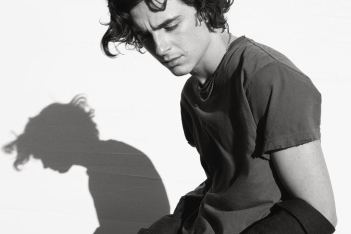 Ο Timothée Chalamet έγινε Chanel Boy: Μιλά για τα signature μαλλιά του, το στιλ του και τον Scorsese