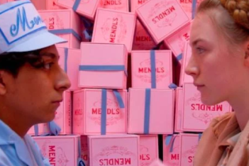Wes Anderson: “Βουτιά” στον πολύχρωμο, συμμετρικό κόσμο των ταινιών του