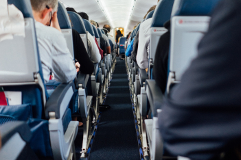 Το «ανήθικο life hack»: Τι να κάνεις όταν ο μπροστινός σου στο αεροπλάνο, ξαπλώνει τη θέση του πάνω σου