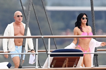 O Jeff Bezos και η σύντροφός του σε διακοπές στην Ισπανία με το νέο superyacht του αξίας 500 εκατ. $