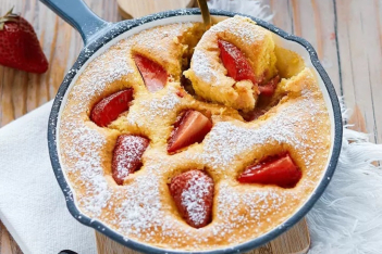 Κλαφουτί με φράουλες: Το πανεύκολο γαλλικό γλυκό που κυριολεκτικά λιώνει στο στόμα