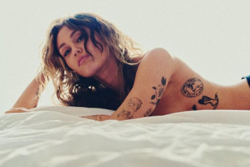 H Miley Cyrus ποζάρει topless και ανακοινώνει το νέο της single  