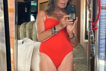 Η Diane von Furstenberg βρίσκει δύναμη μέσα από τις selfies: «Δεν θα μπορούσα να νιώθω πιο νέα»