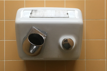 Πρόσεξε πού στεγνώνεις τα χέρια σου: Το TikTok βρήκε το πιο βρώμικο πράγμα στις δημόσιες τουαλέτες