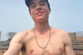 Elliot Page: Με μια νέα selfie, μιλά ανοιχτά για τη δυσφορία που ένιωθε όταν είχε στήθος