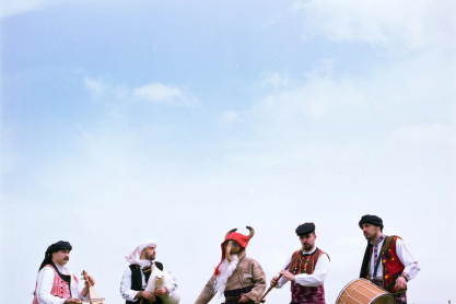 Γιατί ‘ναι μαύρα τα βουνά: Η Στέγη «ταξιδεύει» στην Κόνιτσα για ένα μυσταγωγικό μουσικό τριήμερο