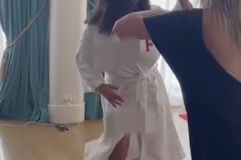Salma Hayek: Το αποκαλυπτικό ατύχημα κατά τον ξέφρενο χορό της το Instagram