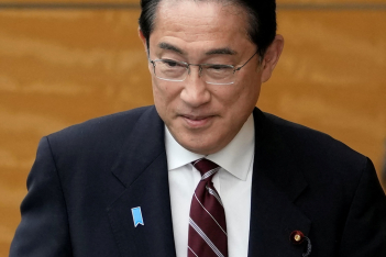 Ο Ιάπωνας πρωθυπουργός απέλυσε τον γιο του, για να σώσει την πολιτική του καριέρα