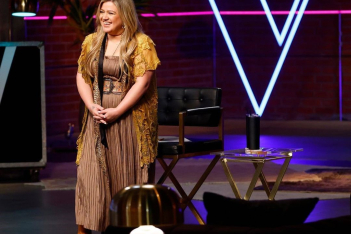 Το talk show της Kelly Clarkson κατηγορείται για εκφοβισμό και κακοποίηση από 11 υπαλλήλους