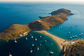 Κύθνος: Tο νησί της απλότητας με τις αμέτρητες παραλίες