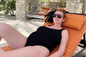 Lindsay Lohan: Η νέα της φωτογραφία σε προχωρημένη εγκυμοσύνη- Με ολόσωμο μαγιό κάτω από τον ήλιο