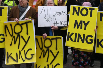 Not My King: Βρετανοί διαδήλωσαν κατά του Καρόλου, λίγο πριν τη στέψη
