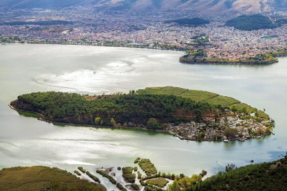 Plásmata ΙΙ: Η έκθεση της Στέγης ταξιδεύει στα Γιάννενα και καταλαμβάνει τη λίμνη Παμβώτιδα