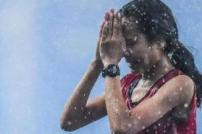 Μπου Σαμνάνγκ: Η αθλήτρια που τερμάτισε μόνη κάτω από καταρρακτώδη βροχή και κέρδισε παγκόσμιο σεβασμό