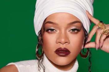 Y2K vibes: Το trend που θέλει να επαναφέρει η Rihanna φέρνει τα «πάνω- κάτω»