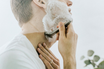 Ξύρισμα, το σωστό: 4 βήματα που πρέπει να ακολουθείς κάθε φορά που ξυρίζεσαι