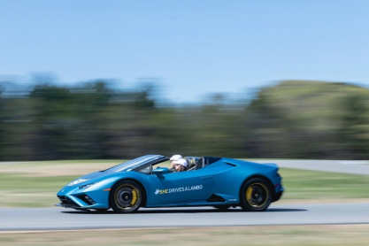 She drives a Lambo: Τα supercars είναι (και) γυναικεία υπόθεση