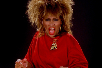 Power Fashion Queen: Πώς η Tina Turner καθόρισε τη μόδα