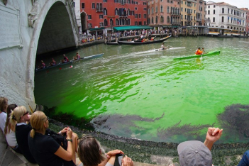 Αυτός είναι ο λόγος που το Μεγάλο Κανάλι της Βενετίας έγινε πράσινο