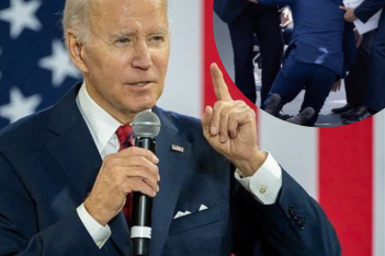 Joe Biden: H viral στιγμή που σκοντάφτει και πέφτει (ξανά) σε εκδήλωση 