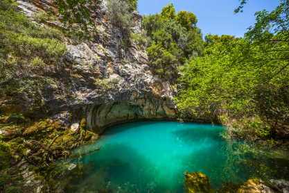 Βρείτε γαλαζοπράσινες παραλίες και πεζοπορικές διαδρομές μέσα στη φύση, δυο ώρες από την Αθήνα