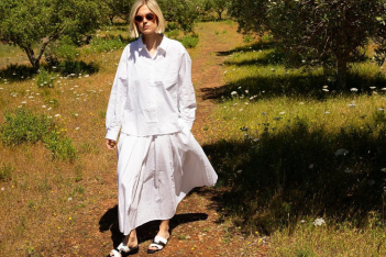 Shopping Alert: Η 70's λευκή φούστα θα κατακλύσει το καλοκαίρι μας 