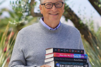 Ο Bill Gates προτείνει δυο βιβλία για όσους θέλουν να επιτύχουν, και μια σειρά του Netflix