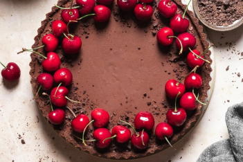 Φανταστική συνταγή για vegan τάρτα σοκολάτας με κεράσια