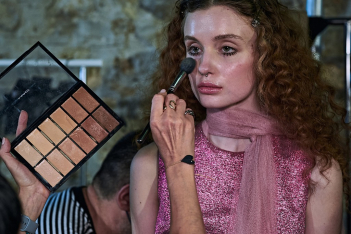 Και φέτος, η MAC Cosmetics επιμελείται όλα τα make up looks του Hautes Grecians 2023