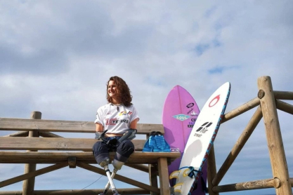 Sarah Almagro: Η ακρωτηριασμένη surfer που προκαλεί τσουνάμι στον κόσμο του αθλητισμού