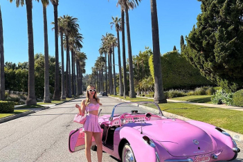 Barbie: Η Margot Robbie κυκλοφορεί στους δρόμους του Beverly Hills με ροζ κάμπριο και μίνι φούστα