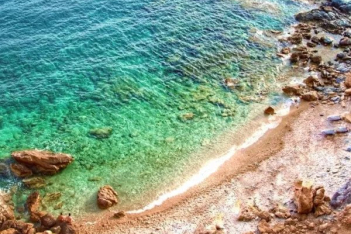 Οι παραλίες της Αττικής για εσένα που θες μόνο βότσαλο