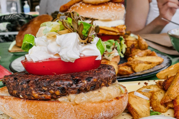 Athens Vegan Burgers: Tο νέο καλοκαιρινό μενού είναι εδώ
