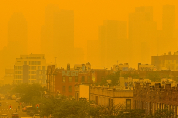 ΗΠΑ: Επιστήμονας εξηγεί γιατί οι πυρκαγιές έχουν κάνει τον ουρανό πορτοκαλί