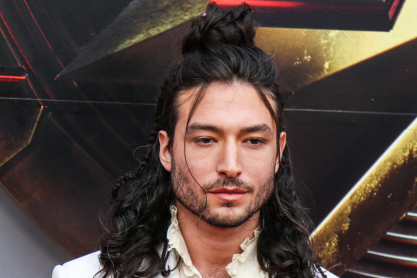 Ezra Miller: Τι κι αν κακοποίησε γυναίκες; Εμφανίστηκε κανονικά σε κόκκινο χαλί