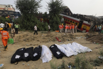 Ινδία: Τους 288 έχουν φτάσει οι νεκροί στο σιδηροδρομικό δυστύχημα