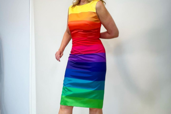 Ποια Samantha Jones; H Kim Cattrall, με Pride dress by Vassilis Zoulias, είναι το πραγματικό icon