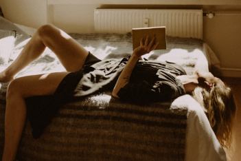 Bed rot: Η τάση του TikTok που σου επιτρέπει να «σαπίζεις» στο κρεβάτι