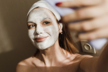 Πρέπει να πλένουμε το πρόσωπό μας μετά τη μάσκα; 