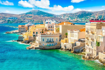 Αυτό το ελληνικό νησί έχει μία από τις ωραιότερες παραθαλάσσιες πόλεις της Ευρώπης