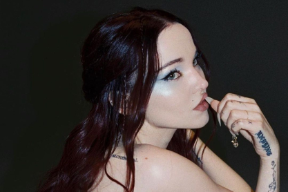 Witchy Brunette: Το πιο αντι-καλοκαιρινό χρώμα που έγινε τάση και σε κάνει (καλή) μάγισσα