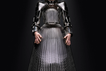 Balenciaga Couture: Ένα νυφικό που έμοιαζε με πανοπλία και η Ιζαμπέλ Ιπέρ στο catwalk